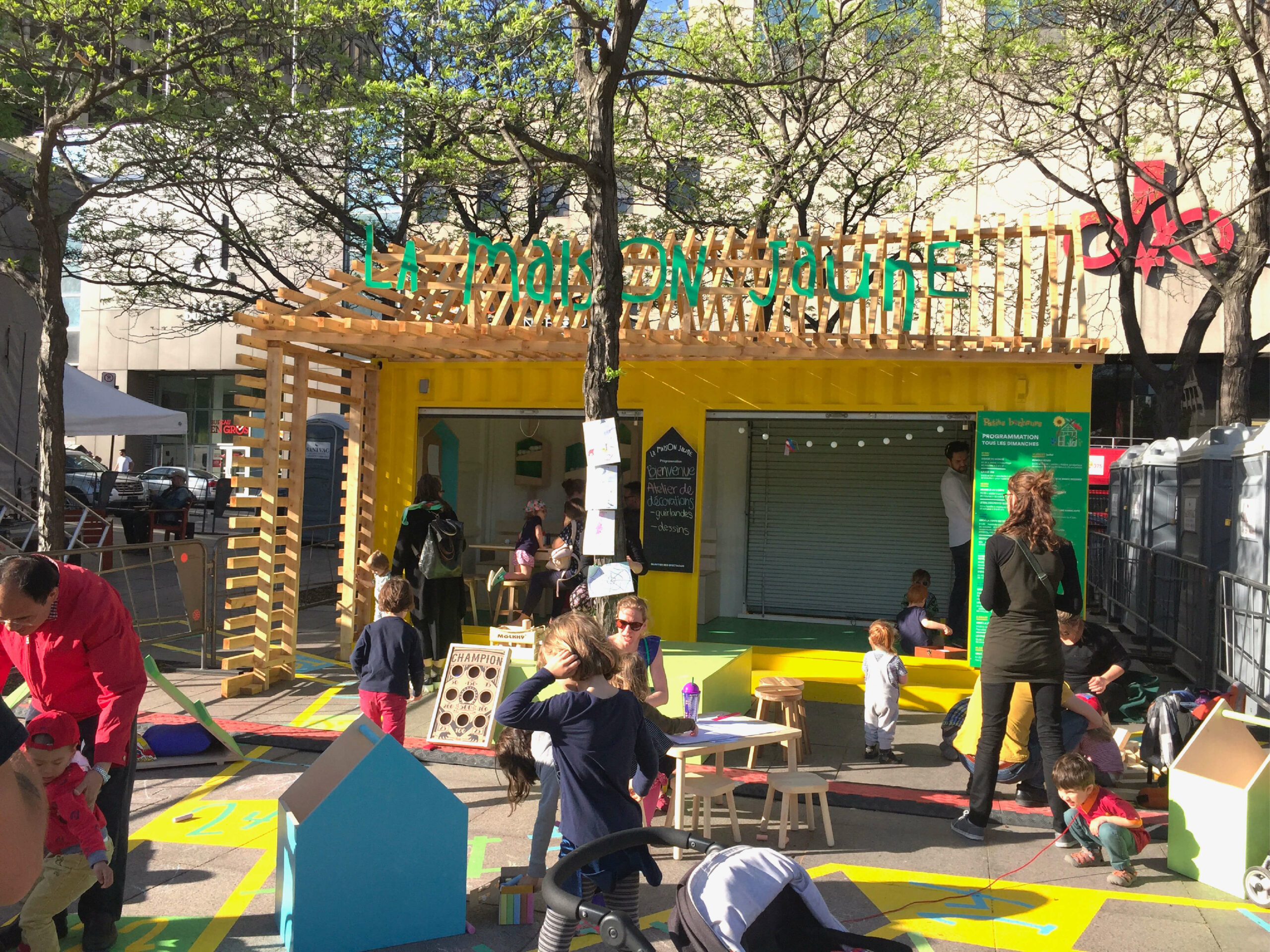 Occupation-de-la-maison-jaune-lors-de-l’inauguration-de-la-place-Emilie-Gamelin